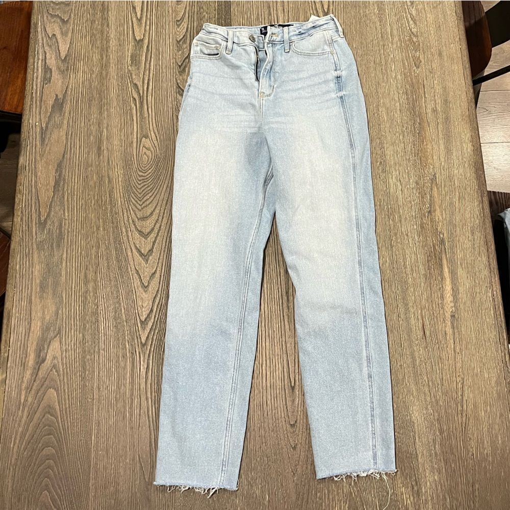 Hollister Ultra High-Rise Mom Jeans Vintage Stretch Whisker Light Wash 25x27